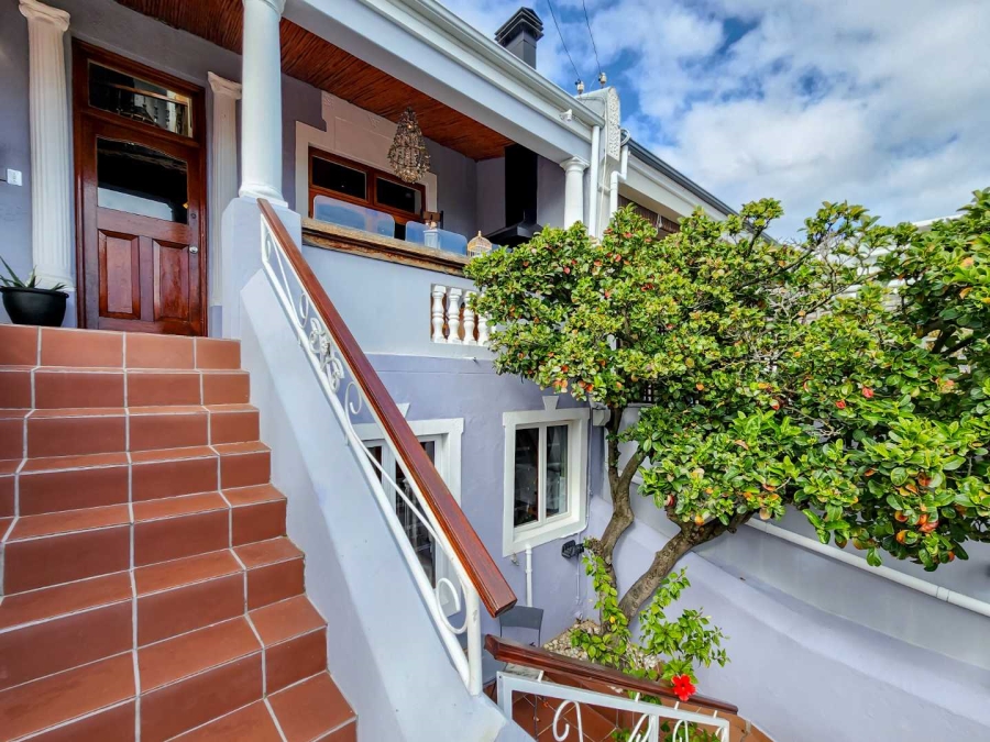 2 Bedroom Property for Sale in Sea Point Western Cape